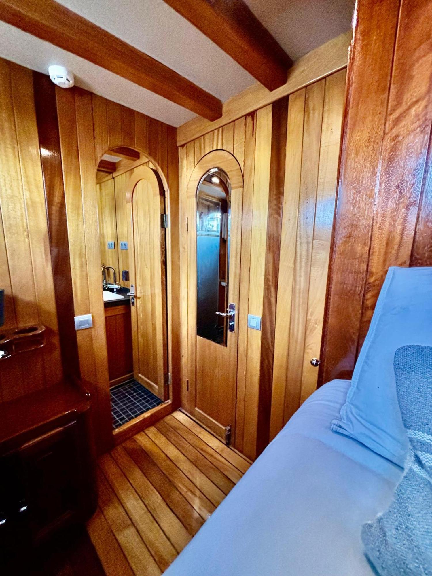 Wooden Boat- La Goletta Bateau-hôtel Barcelone