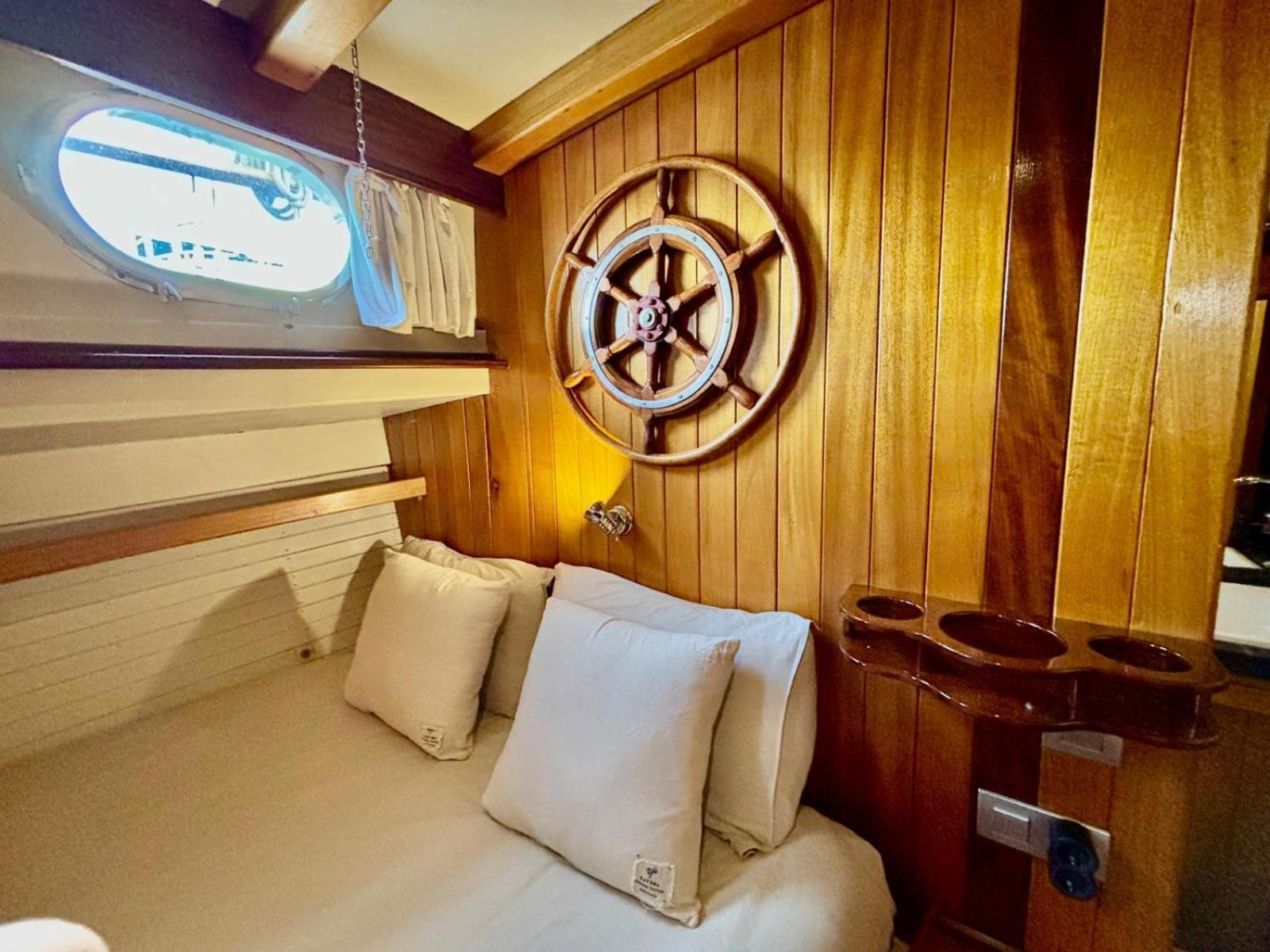 Wooden Boat- La Goletta Bateau-hôtel *